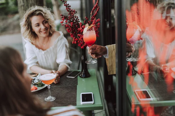 Bartender servering dryck till besökare i utomhuskaféet — Stockfoto