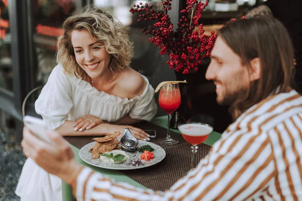 Vacker ung kvinna spenderar tid med vän i utomhus kafé — Stockfoto