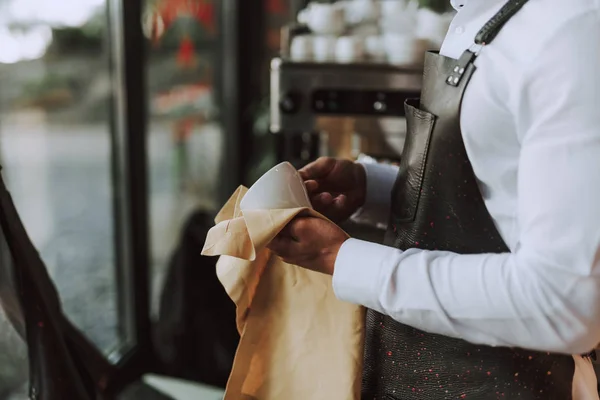 Barman professionnel essuyant tasse blanche avec chiffon de nettoyage — Photo