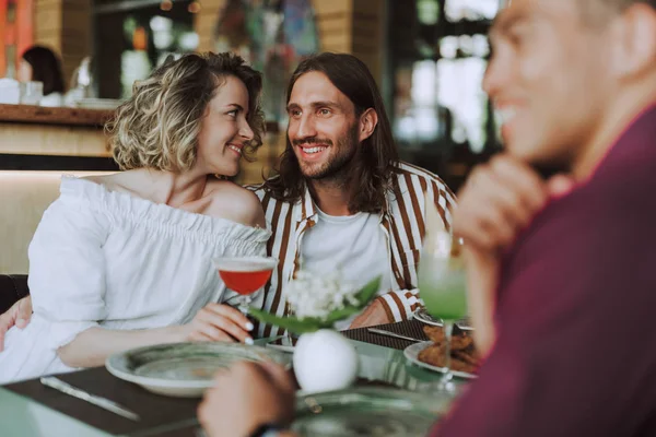 Bella coppia trascorrere del tempo insieme nel caffè — Foto Stock