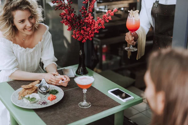 Hermosa mujer joven pasar tiempo con un amigo en la cafetería al aire libre —  Fotos de Stock