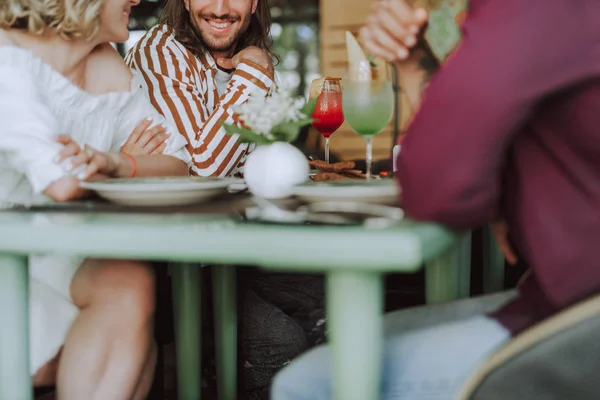 Glada vänner chattar och njuter av cocktails i kaféet — Stockfoto