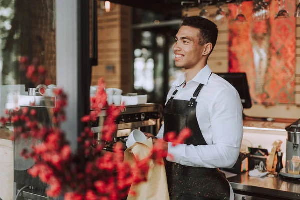 Beau barman essuyant tasse blanche avec chiffon de nettoyage — Photo