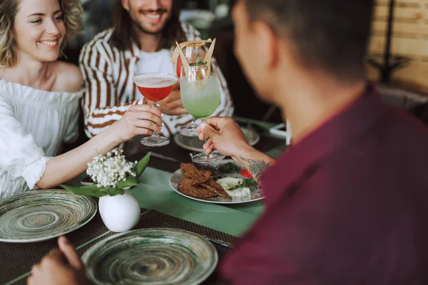 Vänner rosta med cocktails medan tillbringa tid i kaféet — Stockfoto