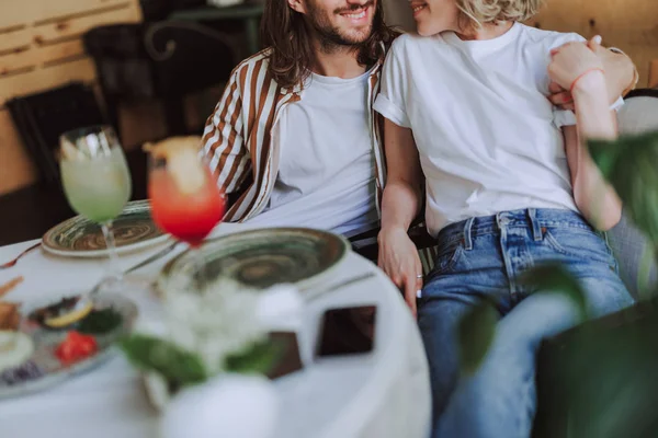 Schönes junges Paar kuschelt beim Date im Café — Stockfoto