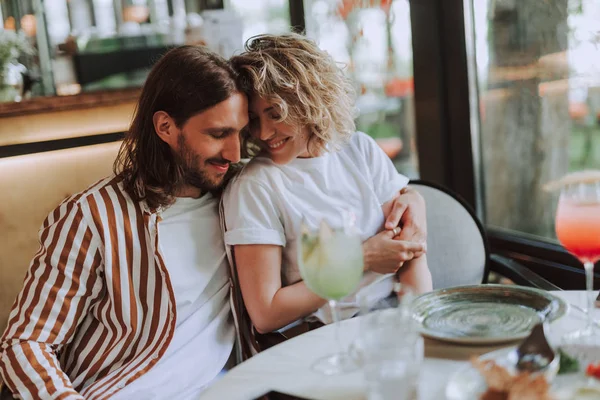 Bella coppia innamorata godendo il loro appuntamento nel caffè — Foto Stock