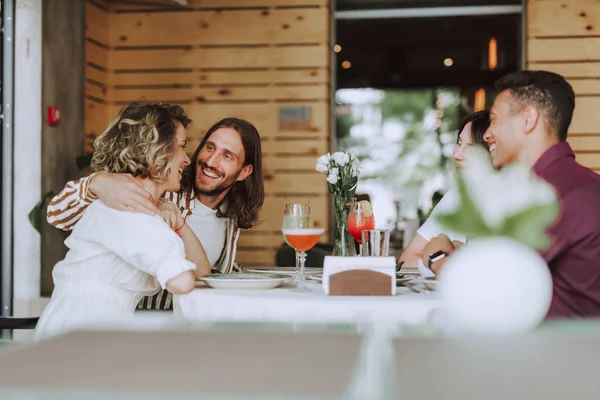 Buoni amici che chiacchierano, ridono e si godono i drink nel caffè — Foto Stock