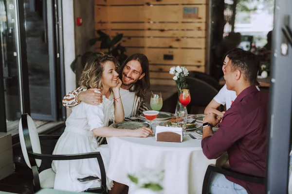 Amigos conversando, rindo e gostando de bebidas no café — Fotografia de Stock