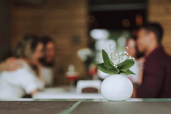 Schöne Frühlingsblumen mit Freunden auf verschwommenem Hintergrund — Stockfoto