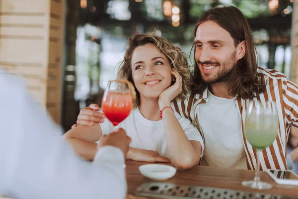 Piękna para siedzi na liczniku bar w kawiarni — Zdjęcie stockowe