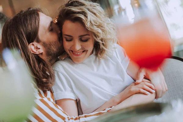 Güzel genç çift sarılma ve kafede aşklarını ifade