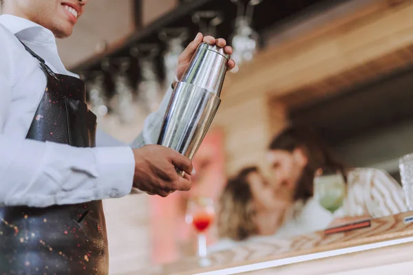 Barman souriant avec shaker préparant un cocktail au bar — Photo