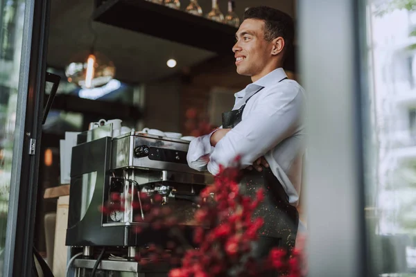 Beau barman debout près de la machine à café professionnelle — Photo