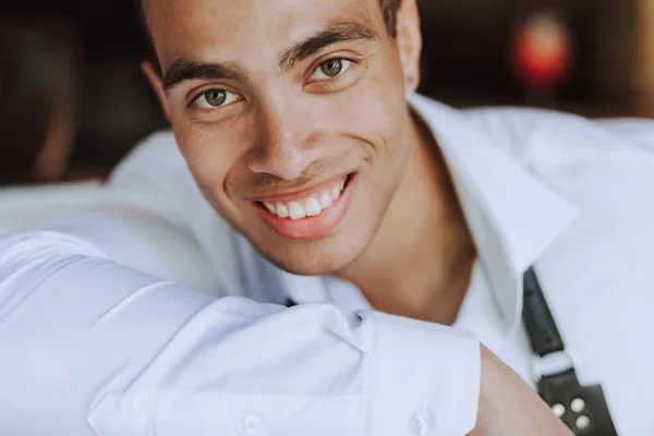 Attraente giovane uomo in camicia bianca che esprime emozioni positive — Foto Stock