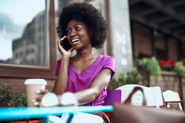 Όμορφη ευτυχισμένη γυναίκα που μιλά από το smartphone στο καφέ — Φωτογραφία Αρχείου