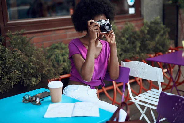 Giovane afro-americana donna utilizza fotocamera retrò — Foto Stock