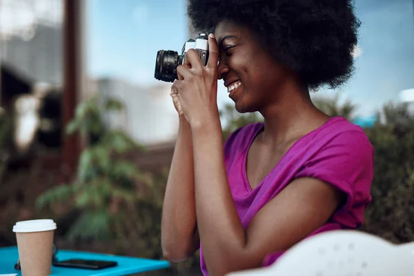 Glücklich afroamerikanische Dame ist mit Retro-Kamera in Café — Stockfoto