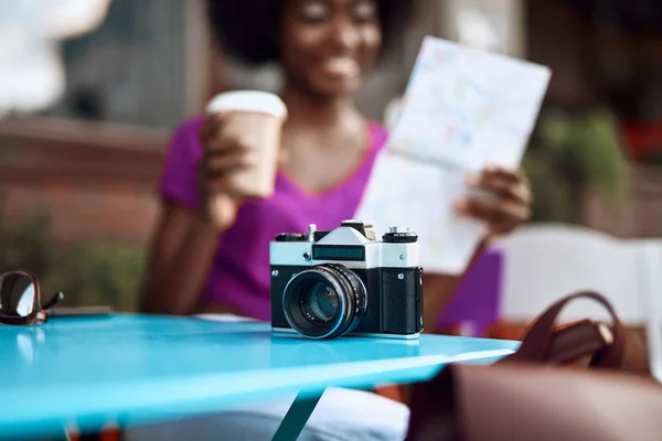 手にコーヒーと地図を持つ幸せなアフリカの女性 — ストック写真