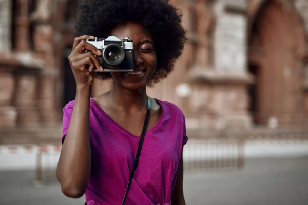Felice donna afro-americana con il sorriso in piedi sulla strada — Foto Stock
