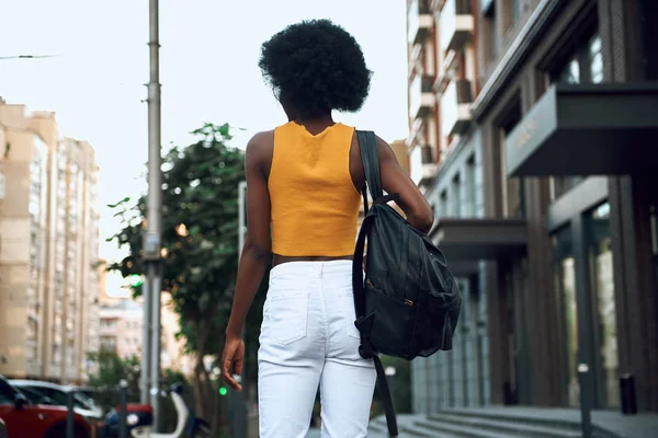 Genç afro-amerikalı bayan sokakta yürüyor