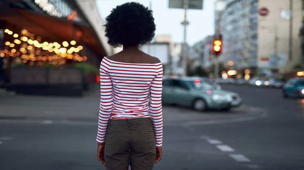 Young afro-american lady walking in the city — Stock Photo, Image