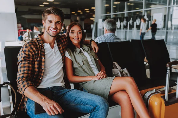 Happy loving couple is waiting for flight — Stock Photo, Image