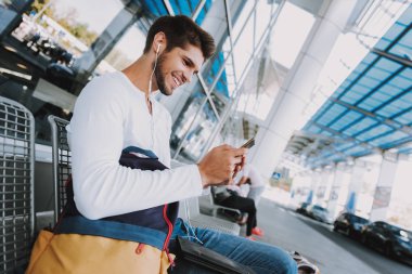 Jolly adam yolculuk öncesi gadget'lar kullanıyor