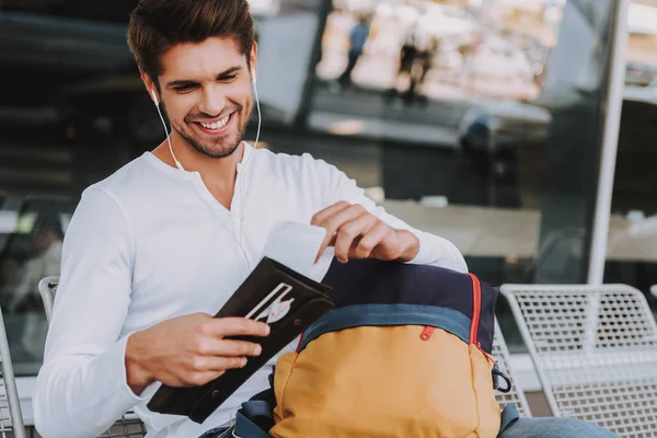 Joven alegre va a viajar — Foto de Stock