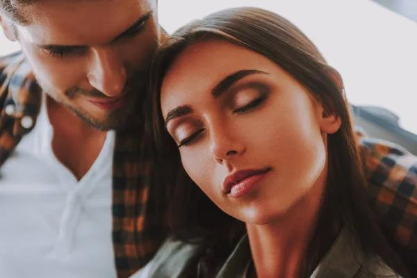 Serene woman is resting with boyfriend before flight — Stock Photo, Image