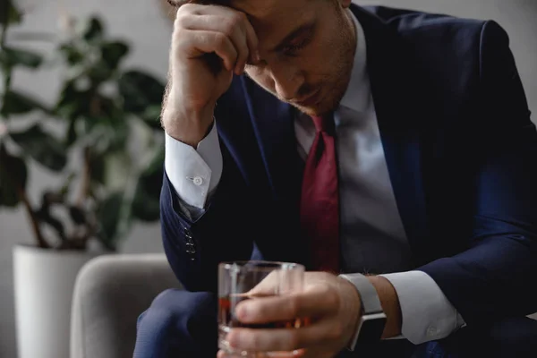 Zmęczony biznesmen zamykając oczy i trzymając whisky — Zdjęcie stockowe