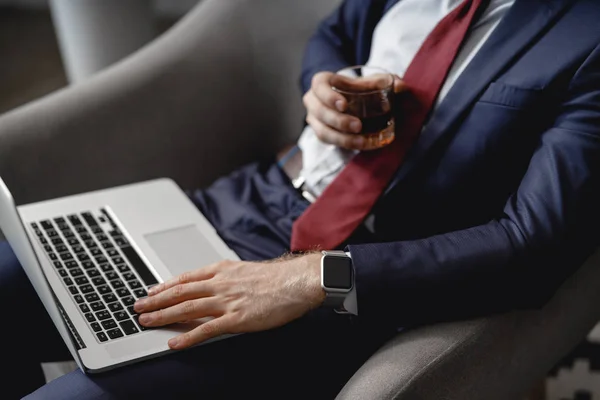 La mano del empresario sobre el portátil moderno — Foto de Stock