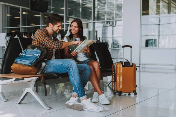 Feliz jovem casal está saindo sobre viajar — Fotografia de Stock