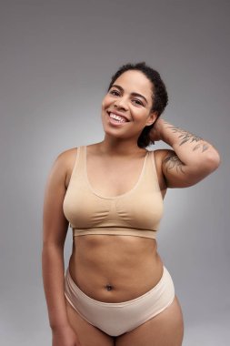 Şişman neşeli Afro Amerikan kadın saçlarını dokunmadan