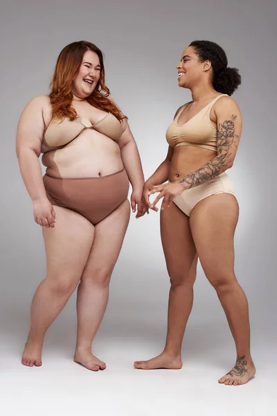 Un par de amigas gordas posando para la cámara —  Fotos de Stock