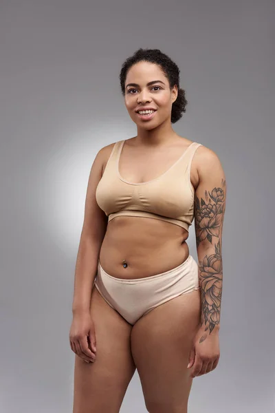 FAT mosolygós afro-amerikai nő pózol a kamera — Stock Fotó