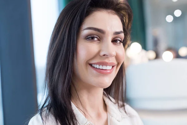 Primer plano retrato de mujer bonita con maquillaje lindo sobre fondo borroso — Foto de Stock