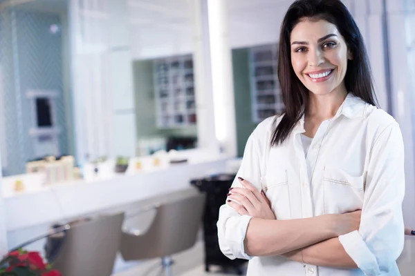 Happy brunette lady posing for camera in beauty saloon — Stock Photo, Image