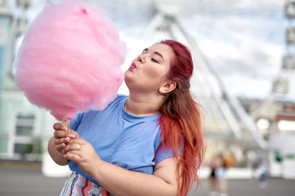 Junge und dicke Frau hält Zuckerwatte in der Hand und schickt Küsschen — Stockfoto