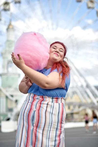 キャンディフロスの雲を抱きしめる太った若い女性 — ストック写真