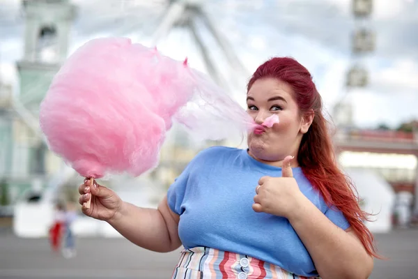 Mulher jovem e gorda fazendo bigode falso de algodão doce — Fotografia de Stock