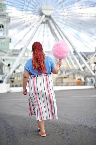 Junge dicke Frau in der Stadt mit Zuckerwatte — Stockfoto