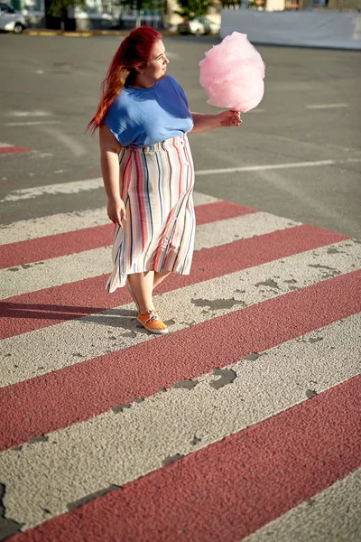 街の横断歩道を歩く太った若い女性 — ストック写真