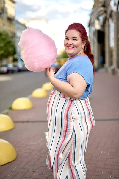 Junge und dicke Frau mit Zuckerwatte in der Hand — Stockfoto