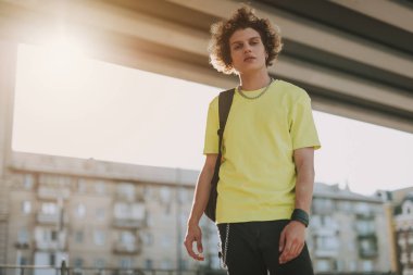 Kıvırcık genç adam burun açık ayakta piercing ile