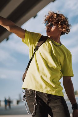 Güneşli havalarda elini öne koyan genç adam