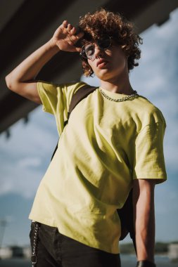 Çekici kıvırcık adam alnına dokunmave gözleri kapatarak