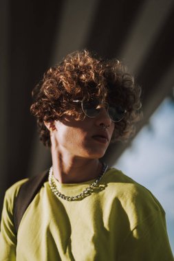 Burun piercing ile kıvırcık çekici öğrenci