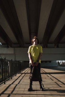 Ağır sırt çantası ile kıvırcık öğrenci arıyor