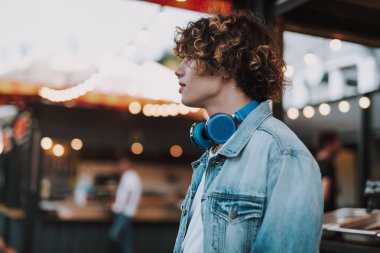 Sakin genç adam sokak pazarında ayakta