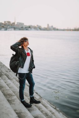 Kafasına el koyan rüya gibi bir adam